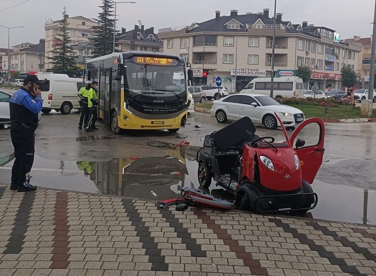 Bursa'da halk otobüsü ile elektrikli araç çarpıştı