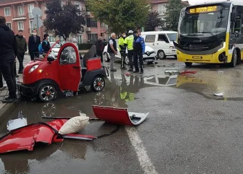 Bursa’da halk otobüsü ile elektrikli araç çarpıştı