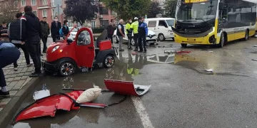 Bursa’da halk otobüsü ile elektrikli araç çarpıştı