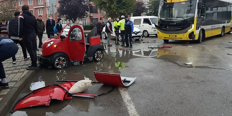 Bursa’da halk otobüsü ile elektrikli araç çarpıştı