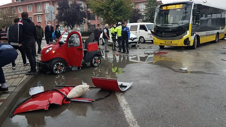 Bursa’da halk otobüsü ile elektrikli araç çarpıştı
