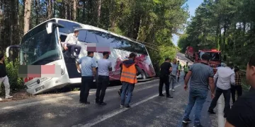 35 yolcusuyla uçurumun kenarında asılı kaldı