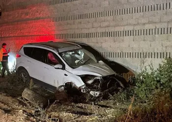 Kaza yaptığı yerde kız arkadaşını bırakıp kaçtı