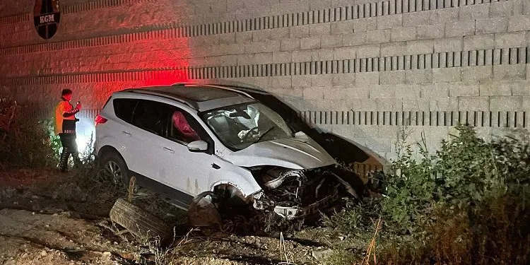 Kaza yaptığı yerde kız arkadaşını bırakıp kaçtı