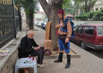 Bursa’da müşterilerine efe kıyafetleriyle çay servis ediyor