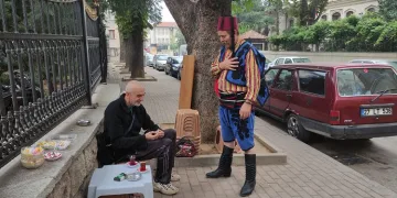 Bursa’da müşterilerine efe kıyafetleriyle çay servis ediyor