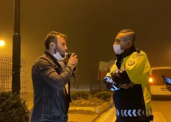 Bursa’da alkollü adam aracında sızdı