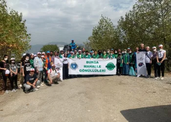 Bursa’da temiz çevre için çöp topladılar