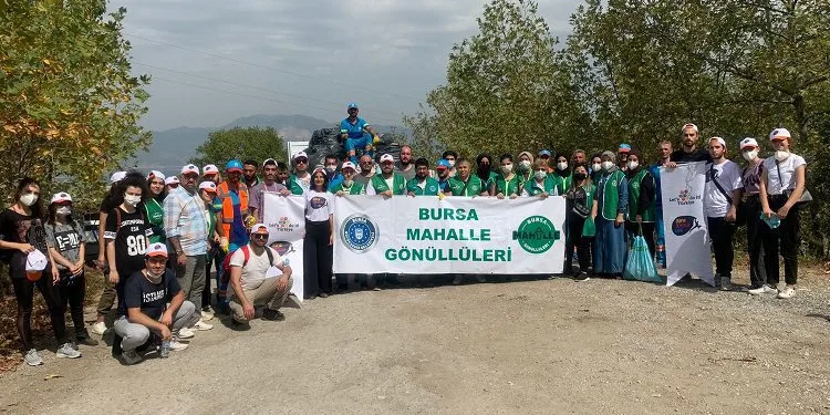 Bursa’da temiz çevre için çöp topladılar