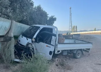 Bursa’da kontrolden çıkan kamyonet sulama kanalına çarptı