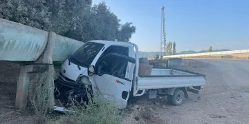 Bursa’da kontrolden çıkan kamyonet sulama kanalına çarptı