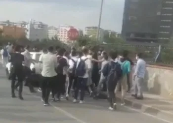 Bursa’da okul önünde arbede! Öğretmeni darp ettiler