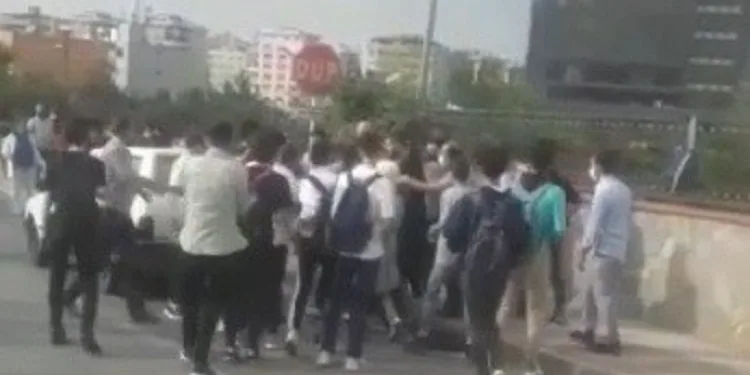 Bursa’da okul önünde arbede! Öğretmeni darp ettiler