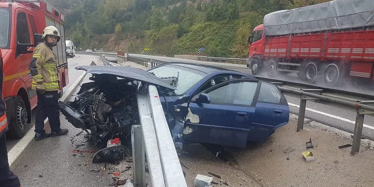 Bariyere saplandı! Bursa’da baba-kız ölümden döndü