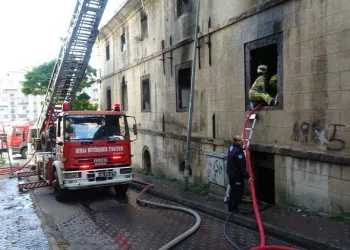 Bursa’da 150 yıllık tarihi bina alevlere teslim oldu