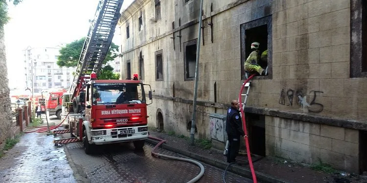 Bursa’da 150 yıllık tarihi bina alevlere teslim oldu