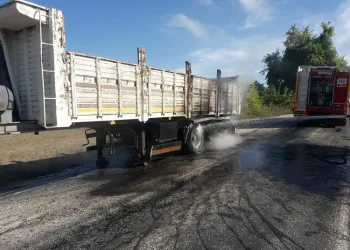 Bursa’da lastiği patlayan TIR’ın dorsesi yandı