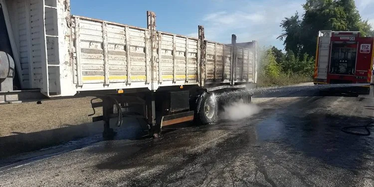 Bursa’da lastiği patlayan TIR’ın dorsesi yandı