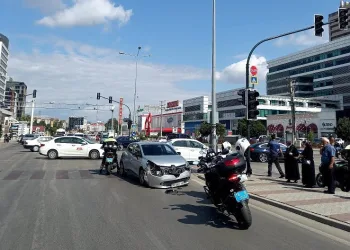 Bursa’da ortalığı birbirine kattı! Yayalara ve araca çarptı