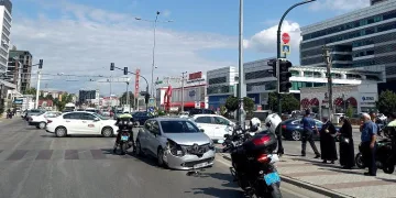 Bursa’da ortalığı birbirine kattı! Yayalara ve araca çarptı