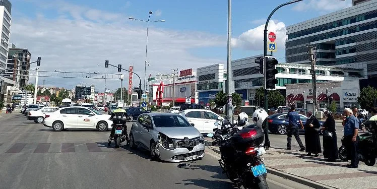 Bursa’da ortalığı birbirine kattı! Yayalara ve araca çarptı