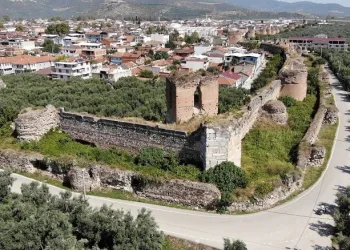 Bursa’da 2500 yıllık surlar ortadan ikiye ayrıldı