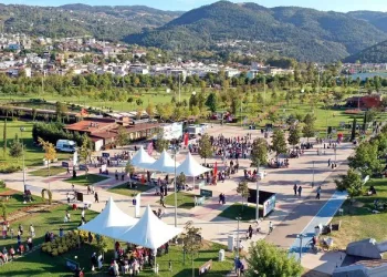 Bursa’da unutulmaya yüz tutmuş sokak oyunları çocuklarla buluştu