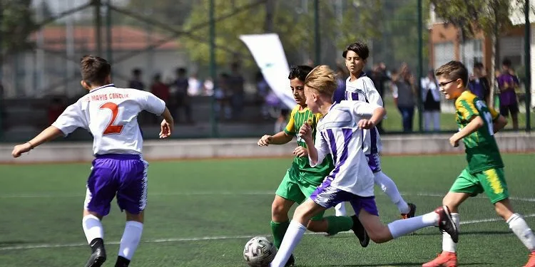 Futbolun yıldızları Osmangazi’de sahaya çıktı