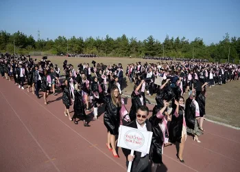 Bursa Uludağ Üniversitesi’nde mezuniyet coşkusu