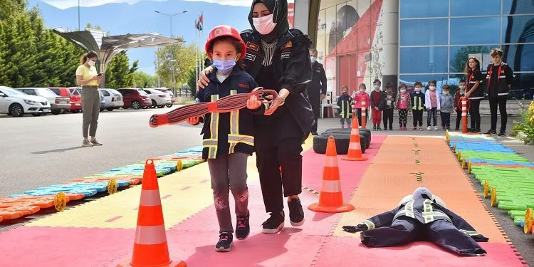 Bursa’da minik itfaiyeciler görev başında