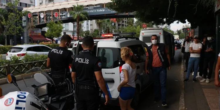 Sinir krizi geçiren kadın otobüs durağına saldırdı