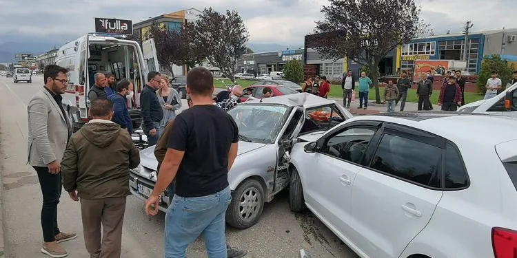 Bursa’da feci kazada 5 kişi yaralandı