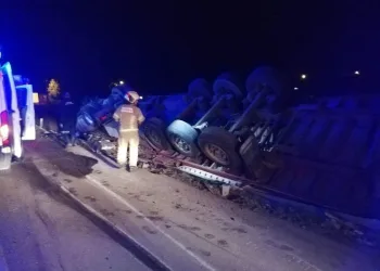 Bursa’da mobilya yüklü TIR şarampole yuvarlandı