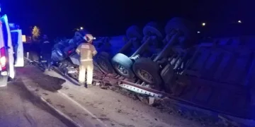 Bursa’da mobilya yüklü TIR şarampole yuvarlandı
