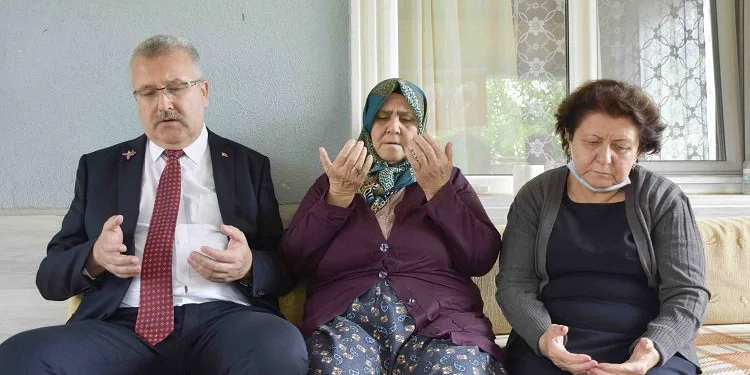 Azerbaycanlı heyet ile birlikte şehit ailesine ziyareti