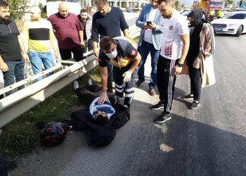 Bursa’da otomobille çarpışan motosikletli yaralandı