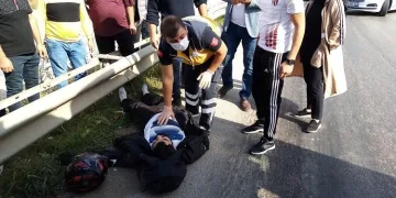 Bursa’da otomobille çarpışan motosikletli yaralandı