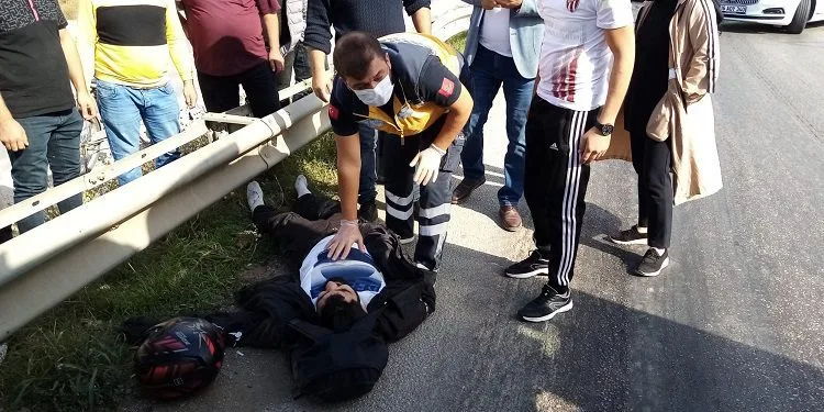 Bursa’da otomobille çarpışan motosikletli yaralandı