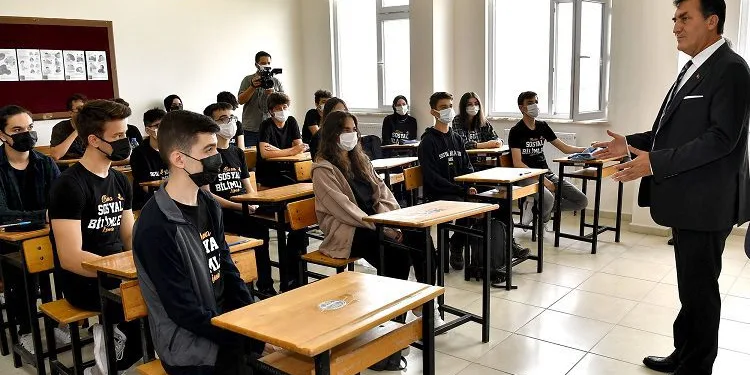 İlk ders Başkan Dündar’dan