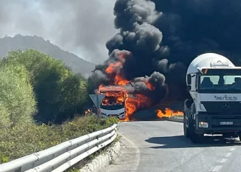 Rus turistleri taşıyan midibüs yandı