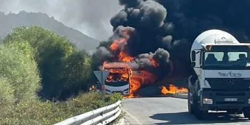 Rus turistleri taşıyan midibüs yandı