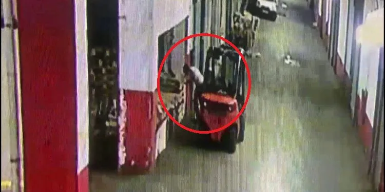 Defalarca tekmeleyip başında ölmesini bekledi