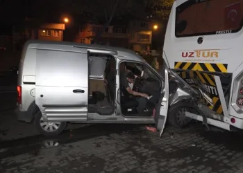 Bursa’da aşırı hızla gelen kaza: 1’i ağır 3 yaralı