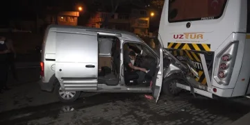 Bursa’da aşırı hızla gelen kaza: 1’i ağır 3 yaralı