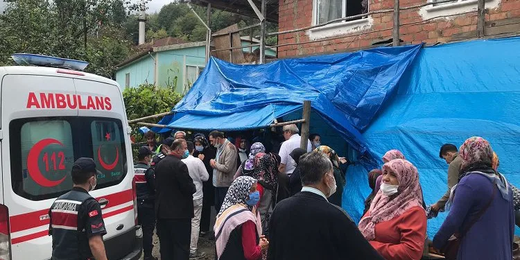 Taziye evinde balkon çöktü