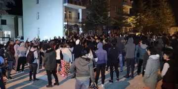 Tunceli’de yurtta geçici olarak kalan 4 öğrenci çıkarıldı, bir grup eylem yaptı