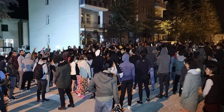 Tunceli’de yurtta geçici olarak kalan 4 öğrenci çıkarıldı, bir grup eylem yaptı