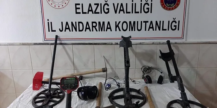 Kaçak kazı yapan 3 kişi, suçüstü yakalandı