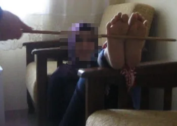 Evine çağırdığı kadınları para karşılığı falakaya yatırdı
