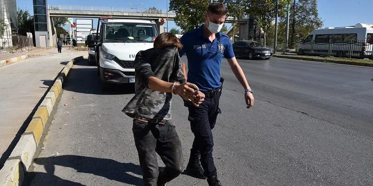 Asansör kabinini sökerken yakalandı, ‘Recebim’ türküsünü söyledi